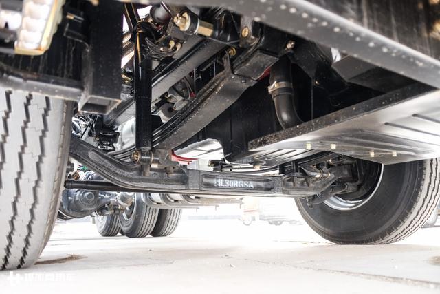 驾驶室加长加宽,内饰更高级,2018升级版华菱汉马H7牵引车详解 - 第24张 - 提加商用车网 驾驶室加长加宽,内饰更高级,2018升级版华菱汉马H7牵引车详解 - 第24张