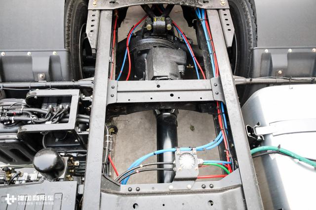 驾驶室加长加宽,内饰更高级,2018升级版华菱汉马H7牵引车详解 - 第29张 - 提加商用车网 驾驶室加长加宽,内饰更高级,2018升级版华菱汉马H7牵引车详解 - 第29张