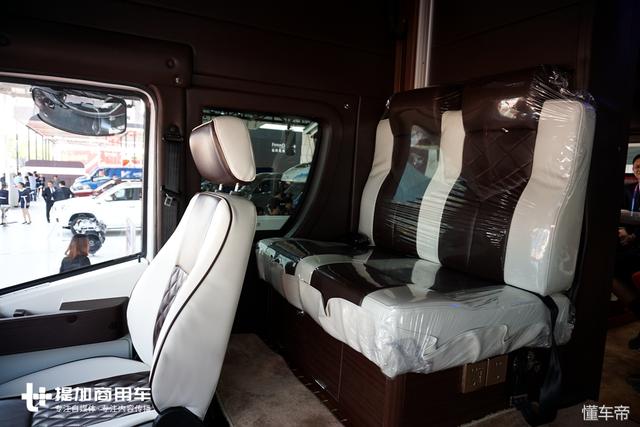 这是售价超300万的国产卡车？带车顶观景台，货箱是豪华会客厅