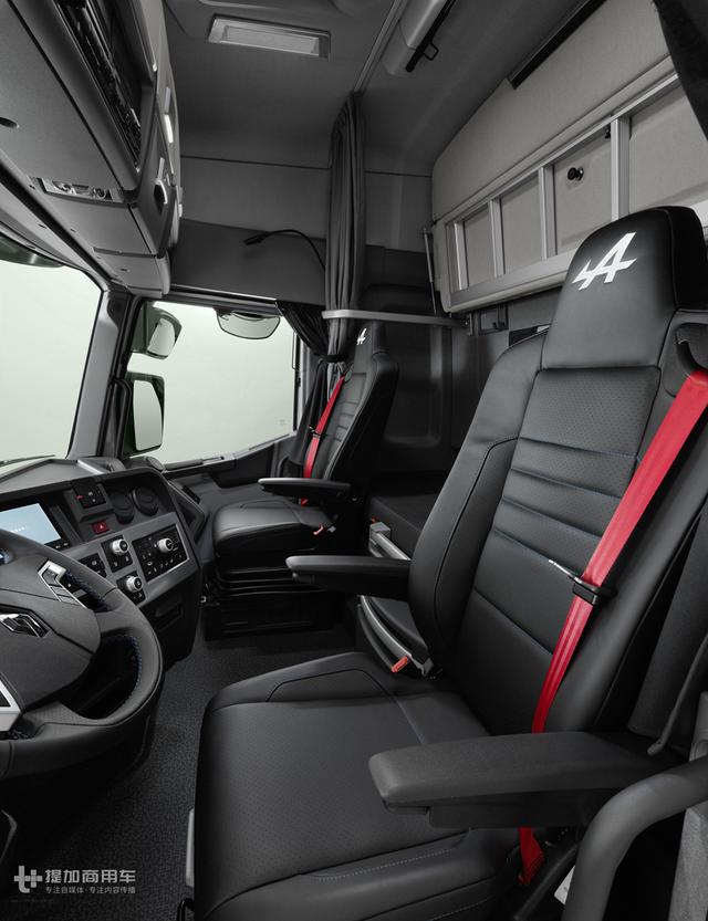 雷诺t系列卡车内饰某些厂商机械手刹的手柄挡住按键或挡住多媒体屏幕