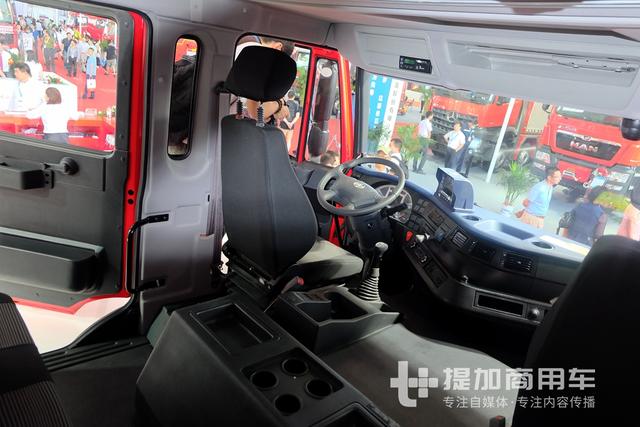 双开四门,驾驶室长度近3米,上汽红岩首亮相的专用车底盘实拍 - 第8张 - 提加商用车网 双开四门,驾驶室长度近3米,上汽红岩首亮相的专用车底盘实拍 - 第8张