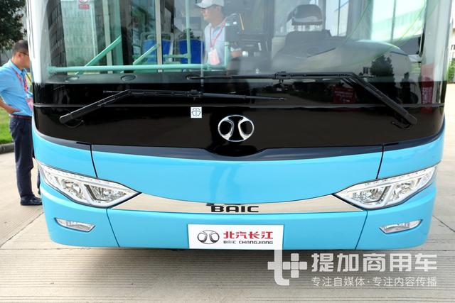 平地板+空气悬架，能装超过160人，北汽长江18米BRT公交实拍 - 第5张