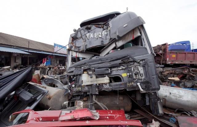 联合卡车那么牛?严重车祸中驾驶室后移救司机一命 - 第2张 - 提加商用车网 联合卡车那么牛?严重车祸中驾驶室后移救司机一命 - 第2张