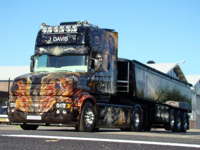 一边是文化一边是噱头 国内外卡车彩绘对比