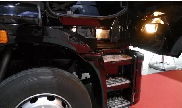 针对快递市场 华菱发布新款9.6米4×2厢式载货车