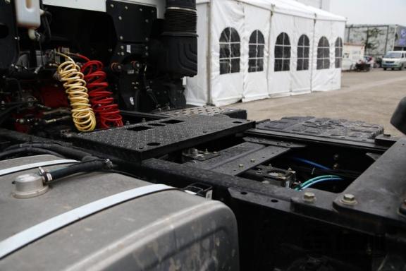 欧系、日系卡车的集合体?华菱汉马H6港口牵引车实拍 - 第14张 - 提加商用车网 欧系、日系卡车的集合体?华菱汉马H6港口牵引车实拍 - 第14张