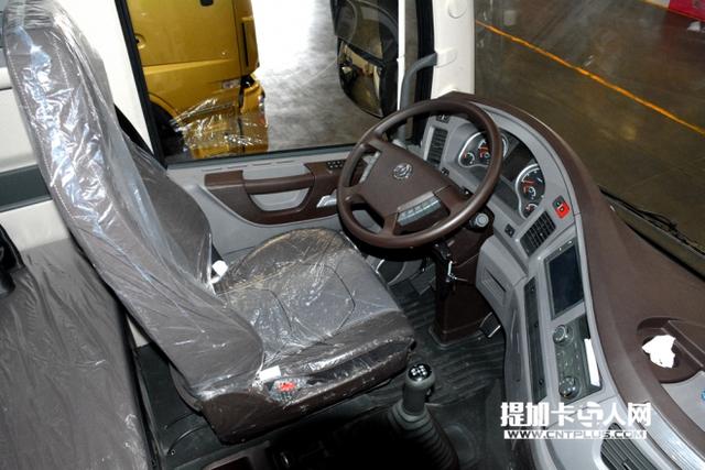 全新标识投入使用 白色天龙旗舰牵引车首次公开亮相 - 第8张 - 提加商用车网 全新标识投入使用 白色天龙旗舰牵引车首次公开亮相 - 第8张