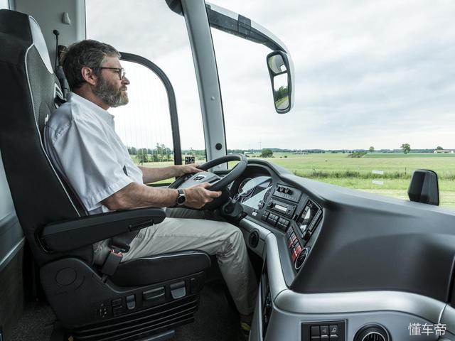 车辆碰撞时只有安全带发挥作用，国产卡车的安全性其实低的吓人