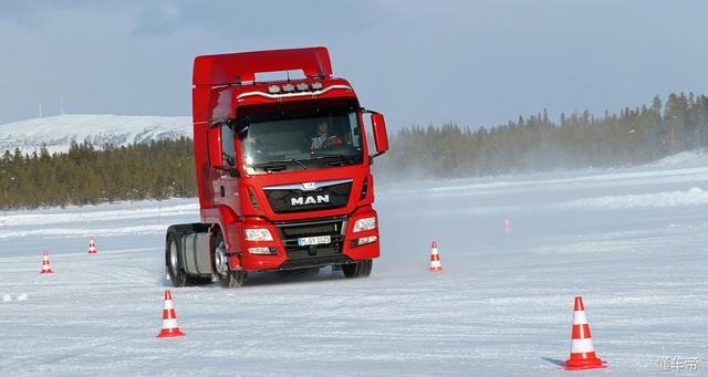 车辆碰撞时只有安全带发挥作用，国产卡车的安全性其实低的吓人