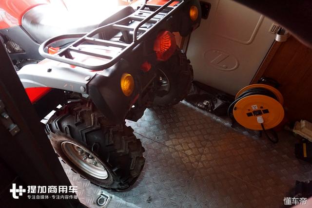 这是售价超300万的国产卡车？带车顶观景台，货箱是豪华会客厅