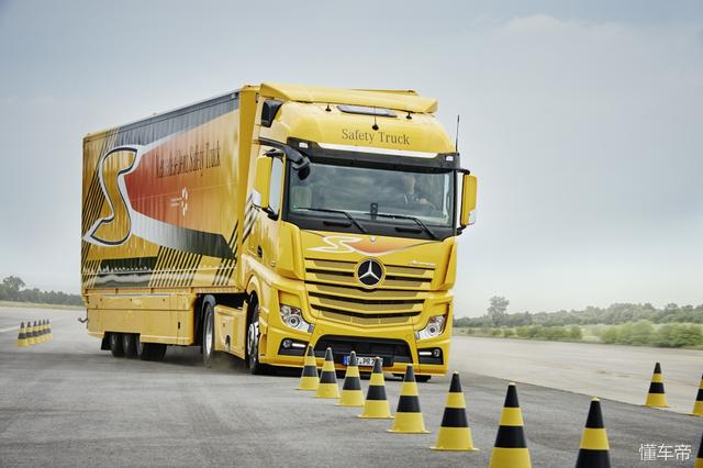 最安全的卡车应该是什么样子？来自德国的奔驰卡车告诉您