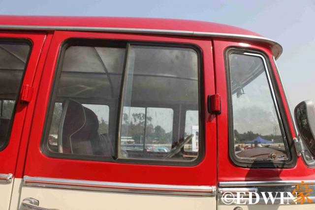 奔驰也有经典面包车？古董级的奔驰O319迷你巴士实拍 - 第11张