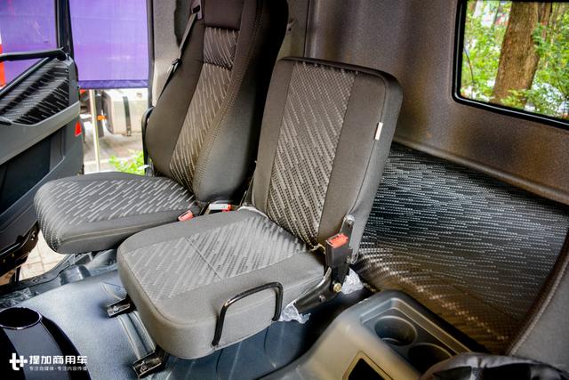 千升大油箱+近一米超宽卧铺？500马力解放新J6P重卡详解 - 第32张