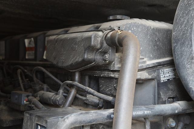 偶遇国内最高端的东风天龙旗舰重卡，这车到底怎么样？听听车主怎么说 - 第7张