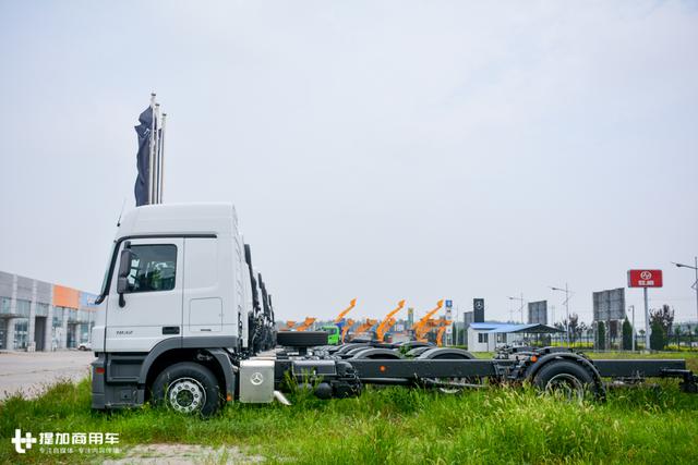电视转播车为何都用进口卡车底盘？这台奔驰单桥载货车告诉您 - 第3张
