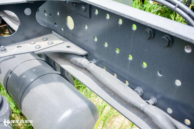 电视转播车为何都用进口卡车底盘？这台奔驰单桥载货车告诉您 - 第18张