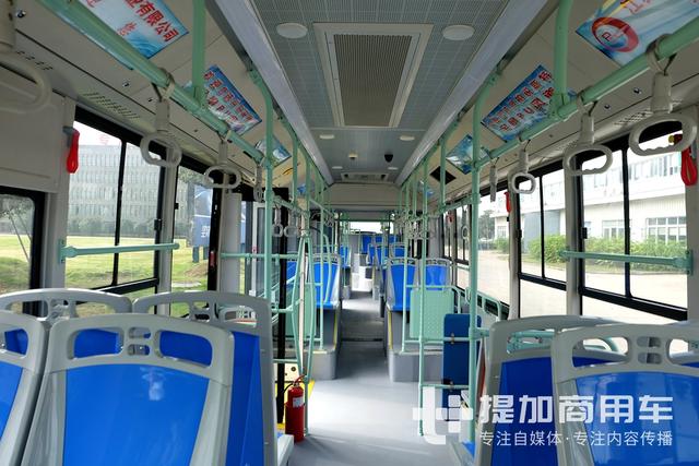 平地板+空气悬架，能装超过160人，北汽长江18米BRT公交实拍 - 第9张