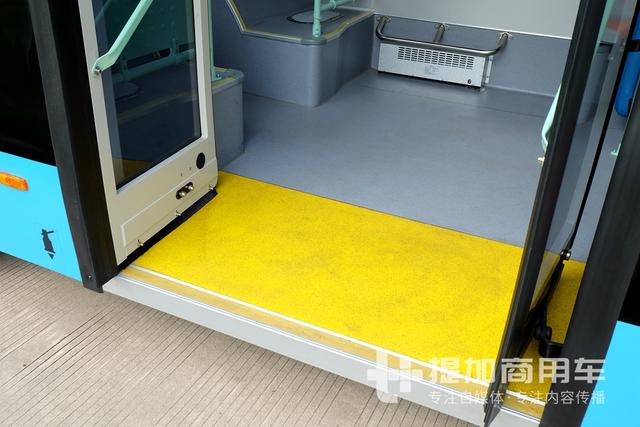 平地板+空气悬架,能装超过160人,北汽长江18米BRT公交实拍 - 第6张 - 提加商用车网 平地板+空气悬架,能装超过160人,北汽长江18米BRT公交实拍 - 第6张
