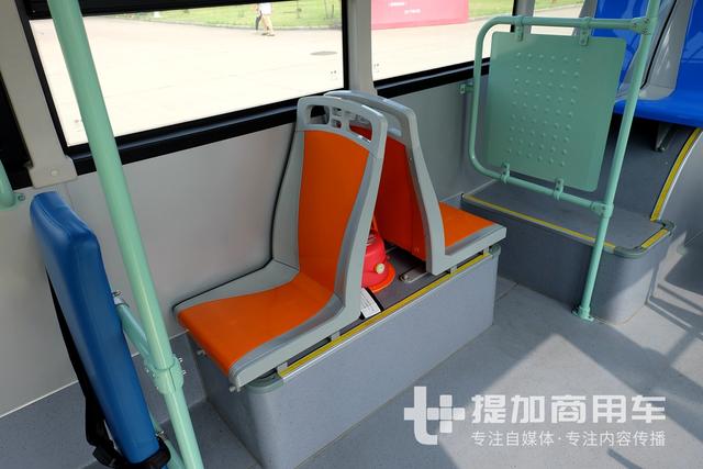 平地板+空气悬架，能装超过160人，北汽长江18米BRT公交实拍 - 第13张