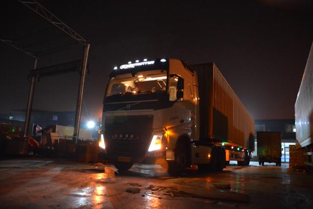 这个小伙疯了？耗资130万买豪车国内跑货运