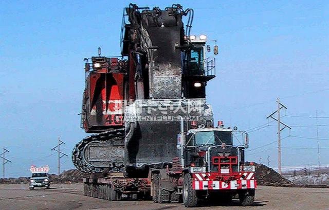 太震撼了 这些卡车竟然能拉大轮船、火车车厢