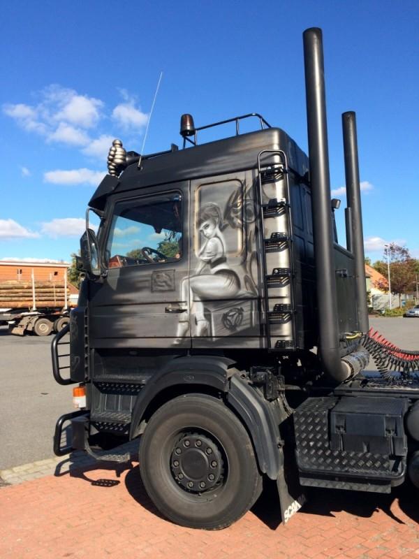 一边是文化一边是噱头 国内外卡车彩绘对比