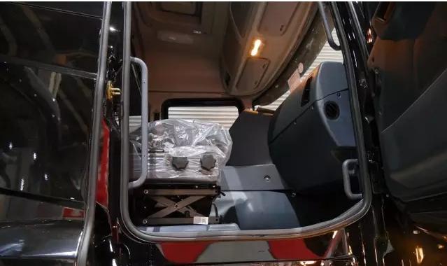 针对快递市场 华菱发布新款9.6米4×2厢式载货车