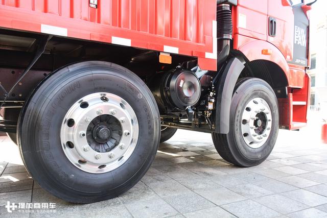 同样的9米6货箱能多拉一吨货?解放J6P前四后八载货车配置很到位 - 第2张 - 提加商用车网 同样的9米6货箱能多拉一吨货?解放J6P前四后八载货车配置很到位 - 第2张