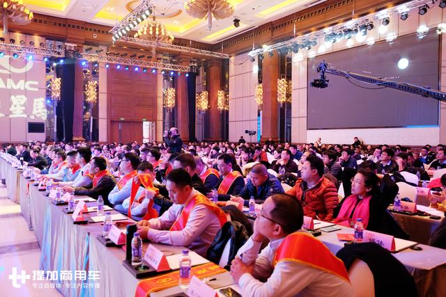 将出平地板和560马力重卡车型，华菱2018年销量目标3万辆 - 第1张