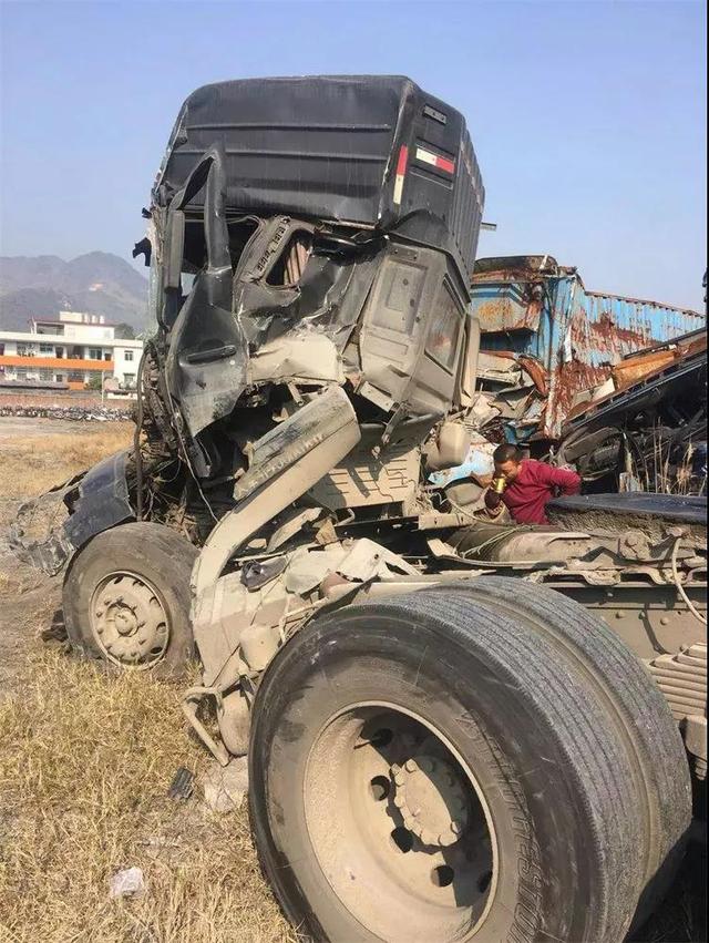 驾驶室撞成这样了！驾驶员毫发无损，这就是东风天龙的安全保障？ - 第4张