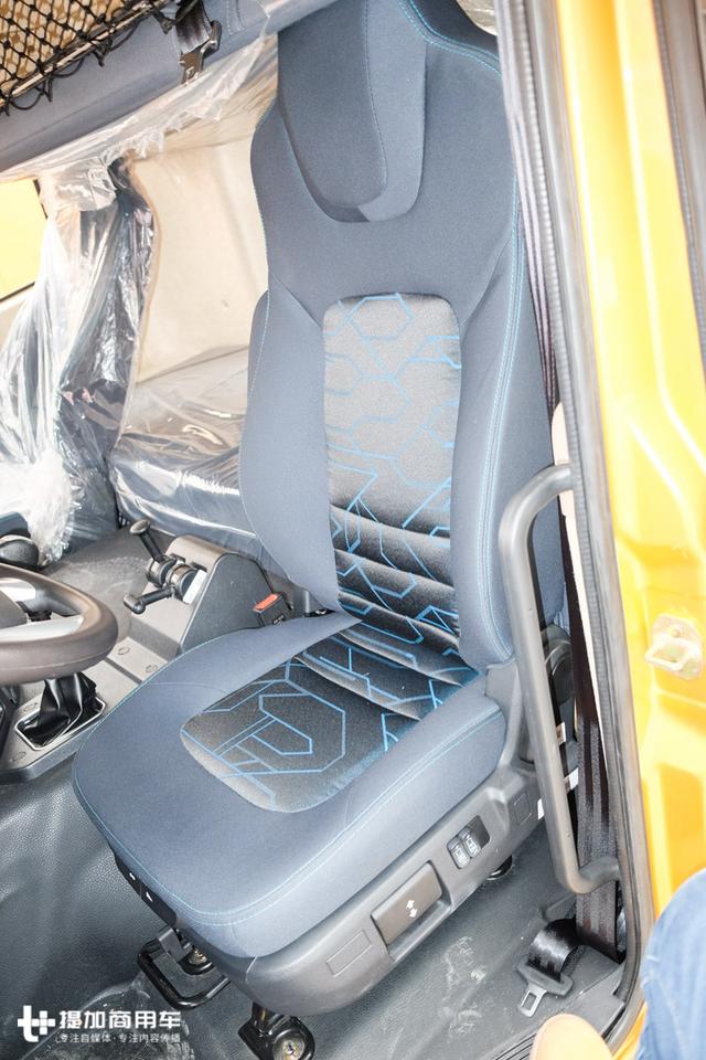 驾驶室加长加宽,内饰更高级,2018升级版华菱汉马H7牵引车详解 - 第13张 - 提加商用车网 驾驶室加长加宽,内饰更高级,2018升级版华菱汉马H7牵引车详解 - 第13张