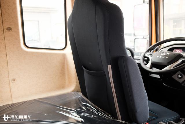 驾驶室加长加宽,内饰更高级,2018升级版华菱汉马H7牵引车详解 - 第16张 - 提加商用车网 驾驶室加长加宽,内饰更高级,2018升级版华菱汉马H7牵引车详解 - 第16张