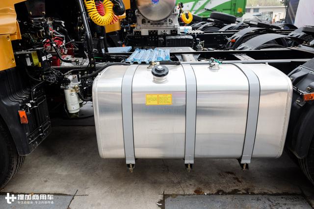 驾驶室加长加宽,内饰更高级,2018升级版华菱汉马H7牵引车详解 - 第26张 - 提加商用车网 驾驶室加长加宽,内饰更高级,2018升级版华菱汉马H7牵引车详解 - 第26张