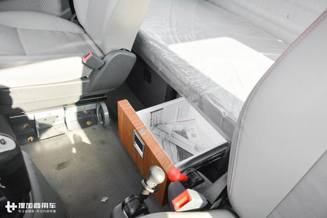 420马力锡柴发动机+免维护车桥+车载冰箱,解放安捷长头卡车图解 - 第19张 - 提加商用车网 420马力锡柴发动机+免维护车桥+车载冰箱,解放安捷长头卡车图解 - 第19张