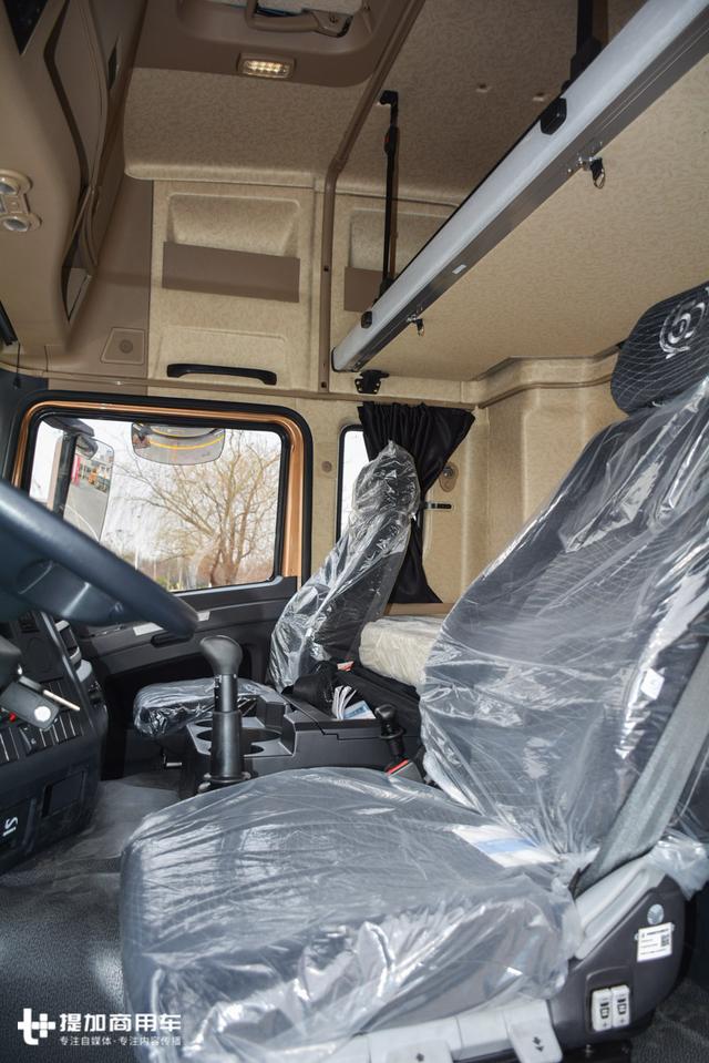 车载饮水机+液力缓速器,陕汽新推出的这款纪念版卡车好看又实用 - 第7张 - 提加商用车网 车载饮水机+液力缓速器,陕汽新推出的这款纪念版卡车好看又实用 - 第7张