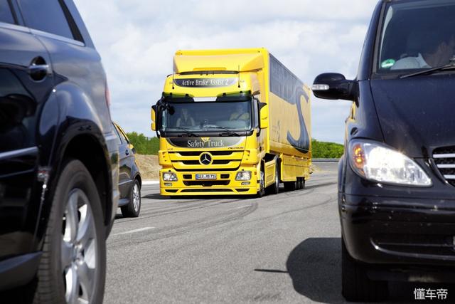 最安全的卡车应该是什么样子？来自德国的奔驰卡车告诉您