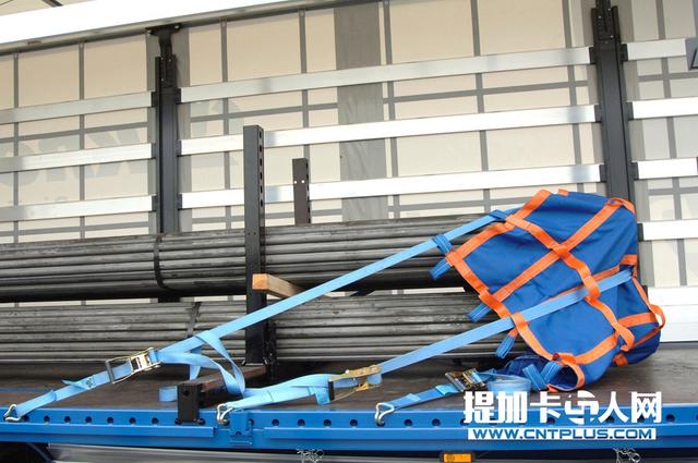 质量轻且装卸货物便利 细品施密茨软篷帘布挂车上装篇