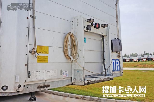 质量轻且装卸货物便利 细品施密茨软篷帘布挂车上装篇