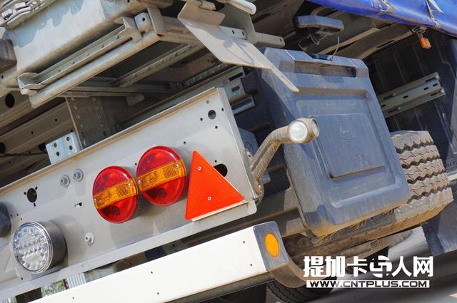 超级单胎+空气悬挂 细品德国施密茨软篷帘布挂车底盘篇 - 第1张
