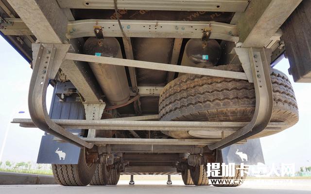 超级单胎+空气悬挂 细品德国施密茨软篷帘布挂车底盘篇 - 第8张