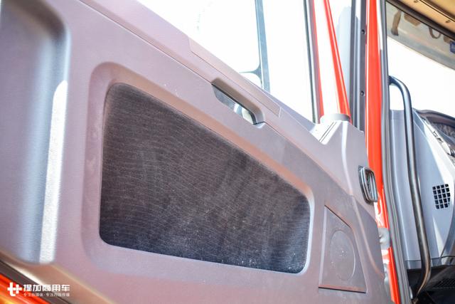 千升油箱+最正宗的康明斯发动机,还有专属涂装,陕汽德龙X3000财富版牵引车图解 - 第14张 - 提加商用车网 千升油箱+最正宗的康明斯发动机,还有专属涂装,陕汽德龙X3000财富版牵引车图解 - 第14张