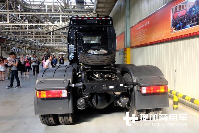 加入车身彩绘,仅有一辆?解放J6十周年纪念版重卡实拍 - 第4张 - 提加商用车网 加入车身彩绘,仅有一辆?解放J6十周年纪念版重卡实拍 - 第4张