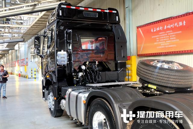 加入车身彩绘,仅有一辆?解放J6十周年纪念版重卡实拍 - 第9张 - 提加商用车网 加入车身彩绘,仅有一辆?解放J6十周年纪念版重卡实拍 - 第9张