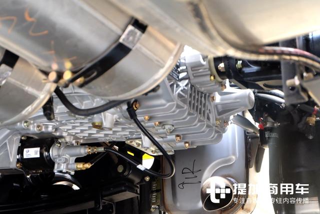 加入车身彩绘,仅有一辆?解放J6十周年纪念版重卡实拍 - 第10张 - 提加商用车网 加入车身彩绘,仅有一辆?解放J6十周年纪念版重卡实拍 - 第10张