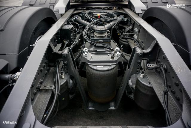 6x4和4X2自由切换，国内首辆沃尔沃最新黑科技卡车详解 - 第20张