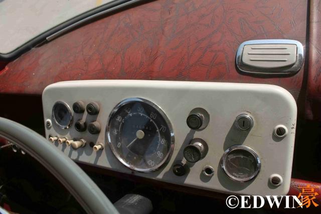 奔驰也有经典面包车？古董级的奔驰O319迷你巴士实拍 - 第29张