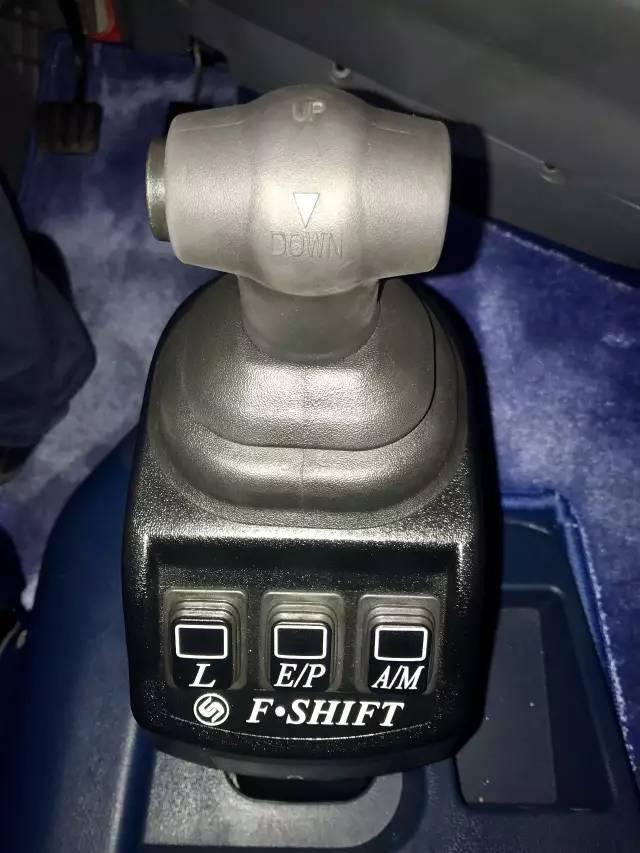 自重仅8.7吨，配法士特自动挡的红岩杰狮牵引车亮相