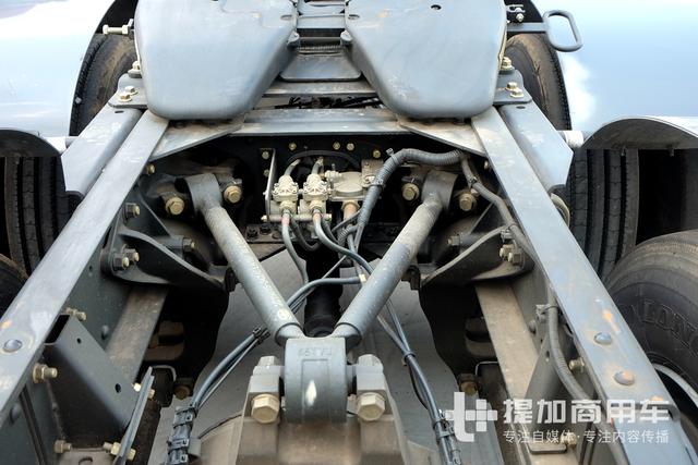 自重最轻7.9吨，10万公里长换油，解放J6危化品牵引车详解 - 第11张