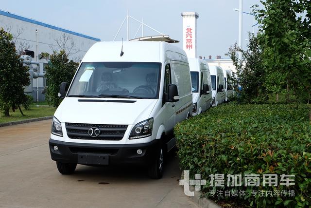 平地板+空气悬架，能装超过160人，北汽长江18米BRT公交实拍 - 第1张