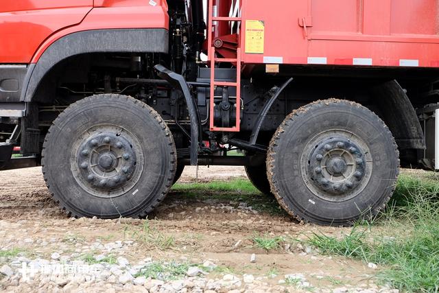 350马力发动机,设计载重75吨,前四后八的东风天龙KC自卸车实拍 - 第9张 - 提加商用车网 350马力发动机,设计载重75吨,前四后八的东风天龙KC自卸车实拍 - 第9张